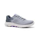 Championes Skechers Go Walk 7 Cosmic Waves, color gris con detalles en lila. Capellada de malla, cordones elásticos, plantilla Air-Cooled Goga Mat, amortiguación Ultra Go y tecnología Hyper Pillar.