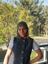 Gorro tipo casquete rojo tejido al crochet con diseño calado.