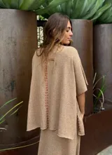 Saco tejido en hilo de lino color gris jaspeado, con mangas 3/4 y lazos para atar en el frente.