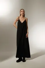 Vestido largo negro de modal, corte evasé, con breteles regulables y escote en V.