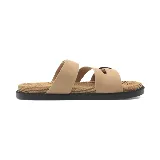 Sandalias bajas color beige con dos tiras anchas con hebillas metálicas plateadas y suela de goma negra.