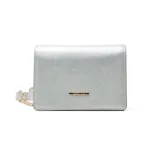 Cartera de vestir negra con correa de cadena plateada.