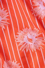 Bottom de bikini estilo triángulo, confeccionado en tejido reciclado con estampado pinstripe floral en tonos rojos y rosados. Presenta tiras ajustables a los laterales con terminaciones metálicas insignia de Polonio y forro interior para mayor comodidad.