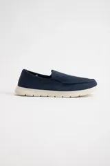 Mocasines náuticos azules de tela con suela blanca de goma.