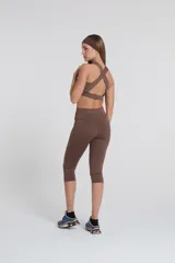 Calza pescador marrón de tiro alto, corte ajustado y largo hasta la mitad de la pantorrilla.