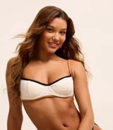 Top de bikini blanco de microfibra texturizada, con breteles finos ajustables, cierre en la espalda y detalles contrastantes en marrón y negro.