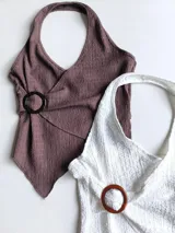Top halter con espalda descubierta, color marrón o blanco, con detalle de aro en el centro.