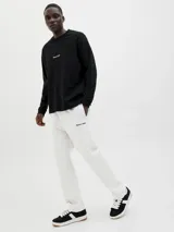 Pantalón de jogging gris claro, de algodón y poliéster reciclado, con cintura elástica ajustable con cordón, corte relajado, tiro medio y logo bordado en la pierna izquierda.