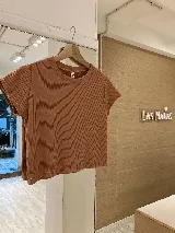 Remera blanca de morley de algodón, básica, de manga corta y corte ajustado.