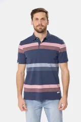Remera polo de piqué con rayas horizontales en tonos beige, verde y azul. Tiene cuello y mangas en color azul oscuro, cierre con dos botones y logo bordado en el pecho.