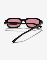 Gafas de sol unisex Hawkers modelo Point, con montura rectangular negra y lentes color cereza.
