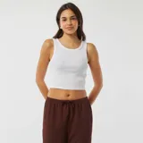 Camiseta de tirantes blanca de corte crop y tejido de punto acanalado.
