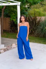 Mono azul eléctrico de muselina, con corte strapless, top con diseño cruzado y pantalón palazzo.