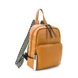Mochila color marrón con bolsillo frontal grande, asa de mano y correas regulables.