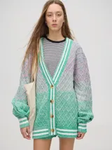 Cardigan tejido a rombos con degradé de tonos oníricos, cartera de botones y puños a juego.