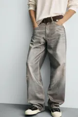 Pantalón de jean gris con corte holgado y efecto lavado en toda la prenda.