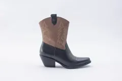 Bota texana de cuero negro con bordados en el lateral y taco bajo.