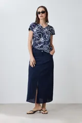 Blusa azul marino con estampado floral en blanco y ocre, de corte recto y mangas cortas.