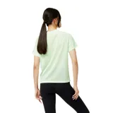 Remera de deporte color verde, con logo de New Balance y corte cómodo.