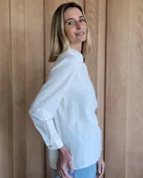 Camisa color crudo con cuello mao y volantes en el frente.