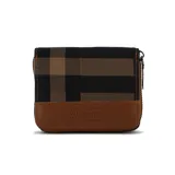 Tarjetero negro de cuero sintético con cierre de cremallera y logo grabado en el frente.