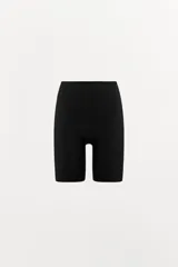 Shorts tipo ciclista color piel, de tiro alto y cintura elástica.