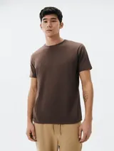 Remera básica de manga corta color gris claro, con cuello redondo.