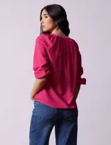 Blusa de gasa estampada marca Sioni, con cuello a la base y escote en V. Tiene mangas 3/4 con terminación fruncida.