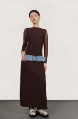 Vestido largo color marrón chocolate, con mangas largas de tul.