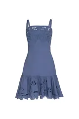 Vestido corto azul de lino con tirantes ajustables, volantes, aberturas caladas, bordado aplicado, cremallera invisible en la espalda y forro interno.