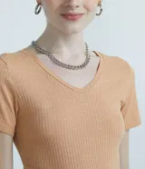 Blusa color durazno de viscosa con escote en V y mangas cortas.