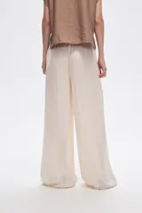Pantalón color crema de rayon, corte ancho y tiro alto.