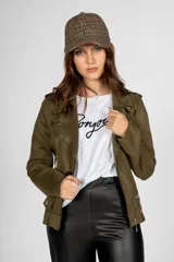 Chaqueta corta color verde militar, con cierre lateral, cuello solapa y detalles de charreteras en los hombros.