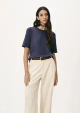 Blusa azul marino de tejido de punto, con cuello redondo y mangas cortas.