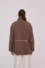 Campera de abrigo color marrón, con cierre frontal y diseño holgado.