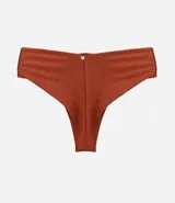 Conjunto de bikini color ladrillo, compuesto por un corpiño con breteles finos y detalle de adorno metálico en el centro, y una bombacha tipo hot pants con adorno metálico lateral.