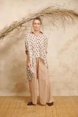 Camisa estampada con cuello clásico, cierre frontal con botones y mangas largas con puños abotonados.