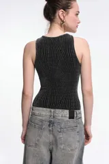 Body negro con hilos dorados, de corte ajustado y sin mangas.