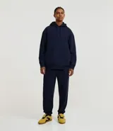 Pantalón jogger azul marino, de corte holgado con puños ajustados en los tobillos y cintura elástica con cordón.