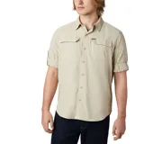 Camisa de manga larga color bordó con tecnología Omni-Shade Upf 50 Sun Protection y Omni-Wick. Cuenta con ventilación, mangas enrollables con soportes para lengüetas y dos bolsillos frontales con solapa.
