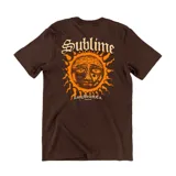 Remera marrón con estampado en la espalda del logo de la banda Sublime, que incluye el nombre de la banda, un sol con rostro humano y la leyenda "Long Beach, Ca.".