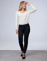 Legging de corte slim con estampado animal print tonal en color negro. Presenta un diseño combinado con paneles laterales lisos y cintura elástica tipo pull-on. Confeccionada por la marca Zac & Rachel.