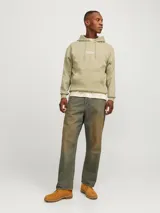Canguro verde oliva de manga larga con capucha, corte relajado, bolsillo tipo canguro y logo estampado en el pecho.