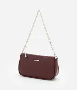 Bolso baguette pequeño de material sintético texturizado color borgoña con asas de cadena.