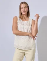 Blusa de gasa labrada blanca, con espalda con abertura tipo ojal y forro interno a tono, sin mangas.
