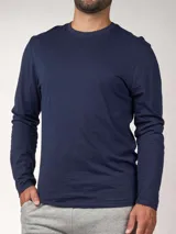 Camiseta negra de manga larga, cuello redondo y corte clásico.