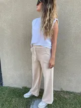 Pantalón de algodón de tiro alto, disponible en colores menta y beige, con cintura elástica y cordón ajustable.