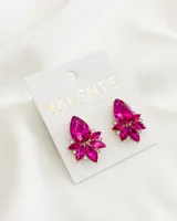 Aros colgantes con forma de flor, con piedras fucsia en forma de gota y strass blancos.