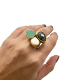 Anillo artesanal de bronce bañado en oro con cuarzo verde agua, perla barroca y piedra de la luna.