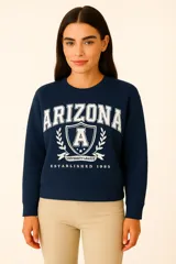 Buzo azul marino con estampado frontal de "Arizona University League Established 1985" en blanco, con cuello redondo y puños y dobladillo acanalados.